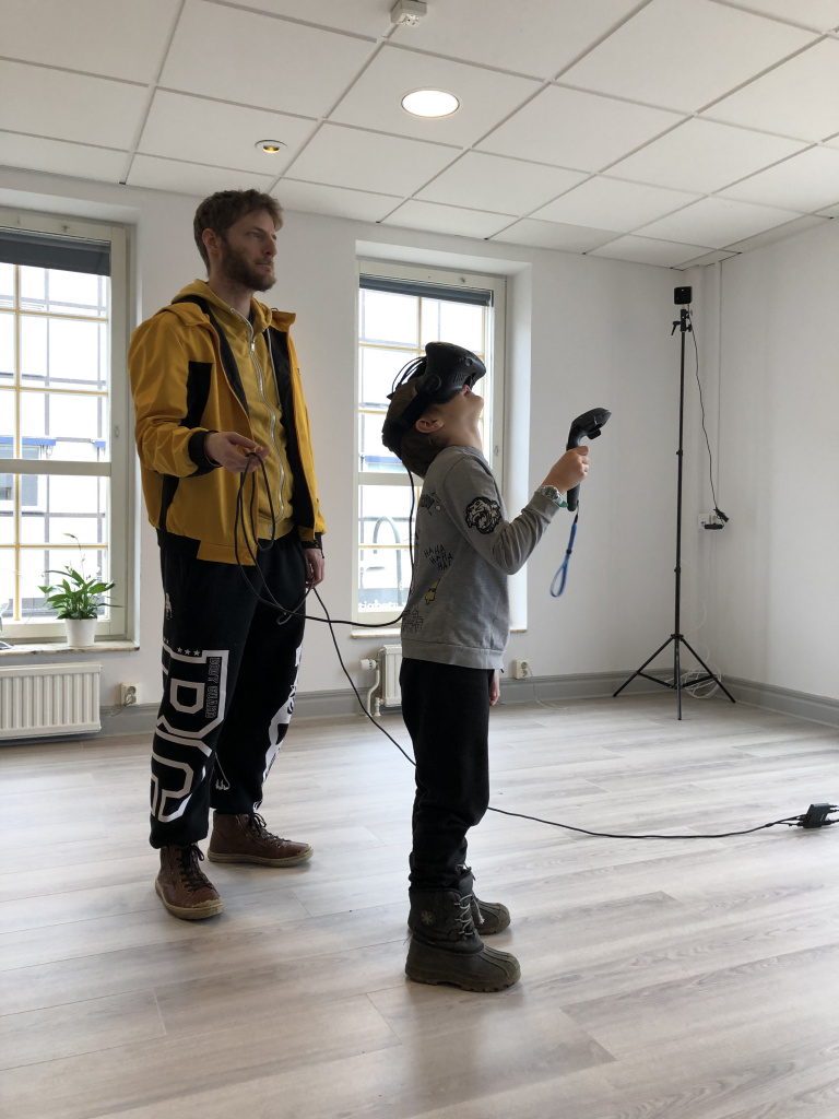Storebror Oliver Nobach fortsätter upptäcktsfärden tillsammans med pappa Josef.