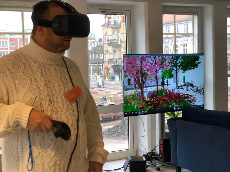 Johan Andersson med VR-glasögon.